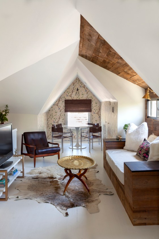 Design-Manifest-Lounge-with-barnwood-daybed-and-chinoseirie-wallpaper